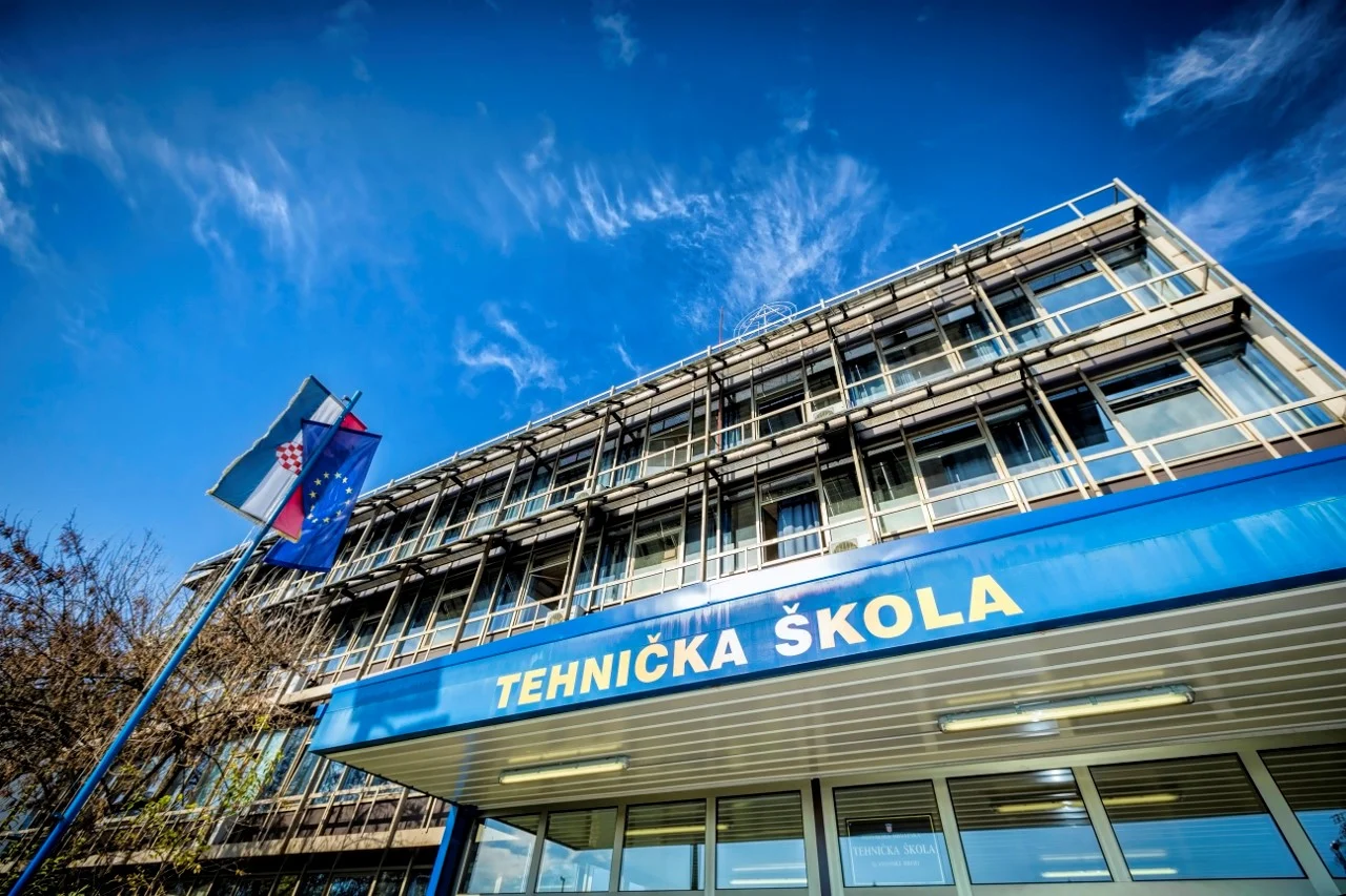 Tehnička škola Slavonski Brod — pročelje škole